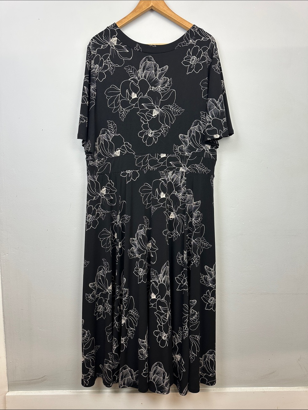 Torrid BLACK FLORAL JERSEY KNIT MIDI DRESS Sz 3X - Picture 8 of 12